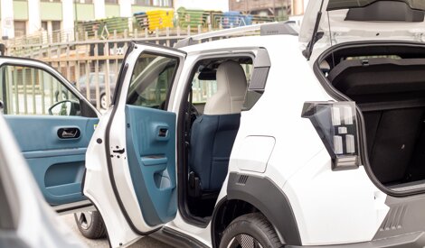 Fiat Grande Pandacon portiere aperte e ampio bagagliaio in esposizione