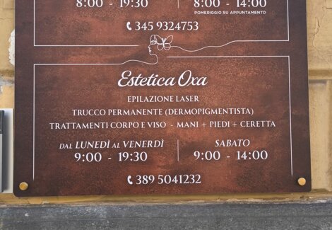 insegna del centro Estetica Oxa e Solarium