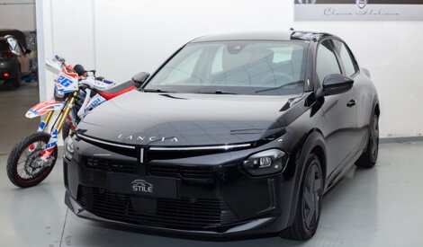 Nuova Lancia Y 2026 colore nero in concessionaria