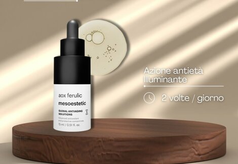 Prodotto Antiage su tavolino in legno