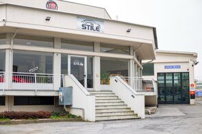 insegna con scritta Stile ingresso concessionaria e autofficina