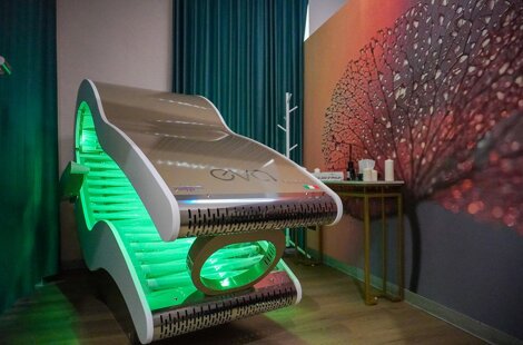 Lettino solarium abbronzante di nuova generazione con scritta EVA