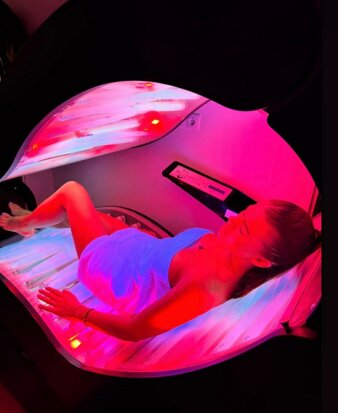 Ragazza fa lampada total body Eva Solarium