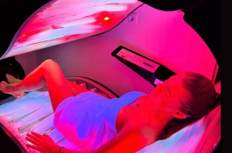 Ragazza si abbronza sul lettino solarium