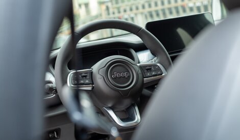 Interno Jeep Avenger volante accessoriato