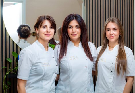 estetiste sorridono nel centro estetico davanti allo specchio