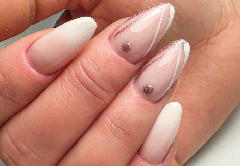 Nail art, unghie bianche e rosa con brillanti