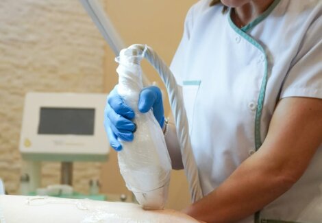 Lola Hoxha durante trattamento di epilazione laser