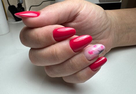 mano dopo la manicure dell'estetista con semipermanente e decorazioni nailart