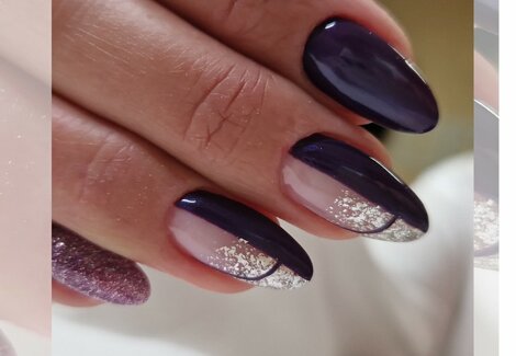 Unghie con smalto bicolore e brillantini