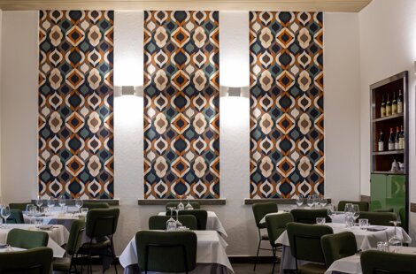 particolari di tappezzeria colorata nella sala rinnovata del ristorante