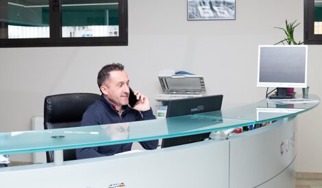 Al desk assistenza clienti Federico Panero risponde al telefono