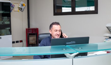Federico panero al telefono al banco assistenza clienti
