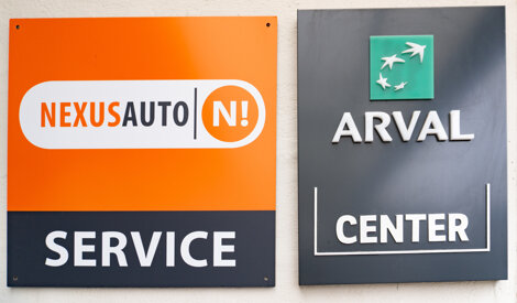 Targhe con le scritte Nexus Auto N! Service Arval Center