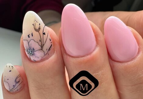 Unghie dipinte con disegno floreale