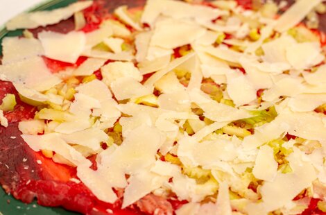 Carne cruda all'albese con straccetti di carne cruda finissima e grana