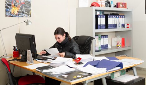Segreteria assistenza clienti staff al pc svolge archivia gli aquisti