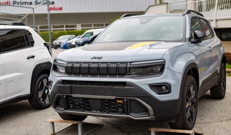Jeep Avenger vista anteriorefari e fendinebbia