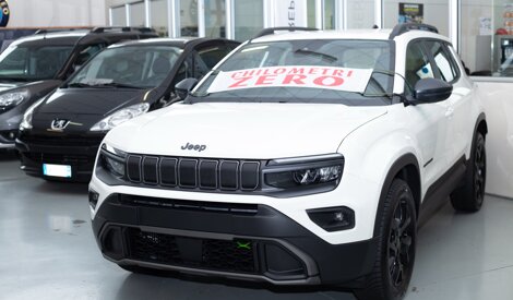 Jeep bianca a chilometri zero in esposizione