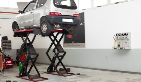 Tagliando Fiat 500 sul ponte dell'officina riparazioni auto