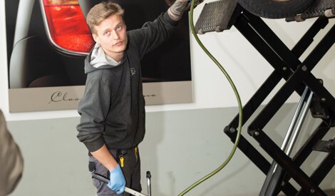 Meccanico esegue cambio olio in autofficina