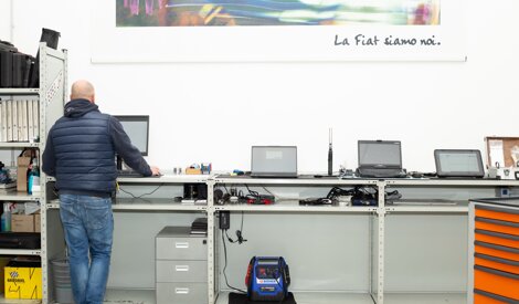 Davide Gastaldi in officina con la scritta La Fiat siamo noi