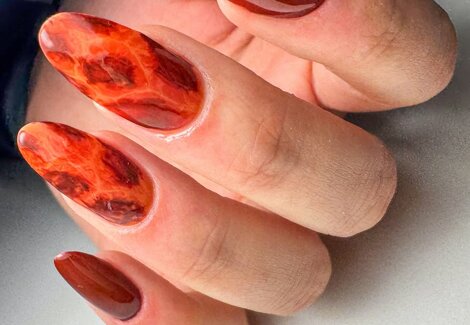 Nail Art, unghie rosse in diverse sfumature di colore