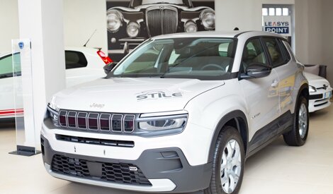 Jeep color champagne a chilometri zero in esposizione
