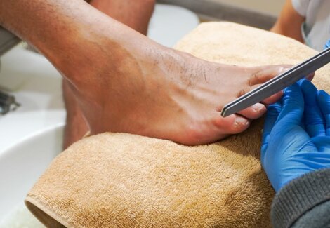 Trattamento pedicure, limatura unghie professionale