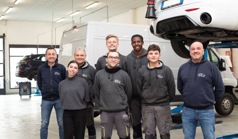 Davide Gastaldi e Federico Panero in officina con i meccanici