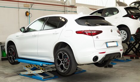 Tagliando e riparazione Alfa Romeo Stelvio sul ponte dell'auto officina