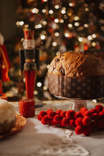 rubino-panettone-artigianale-lucano-con-cioccolato-e-peperone-crusco