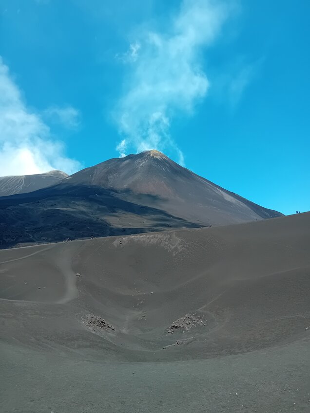 Crateri sommitali dell'Etna con fumo e rocce vulcaniche. Crateri sommitali dell'Etna con fumo e rocce vulcaniche.