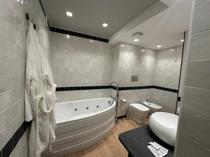 bagno grande suite.jpeg