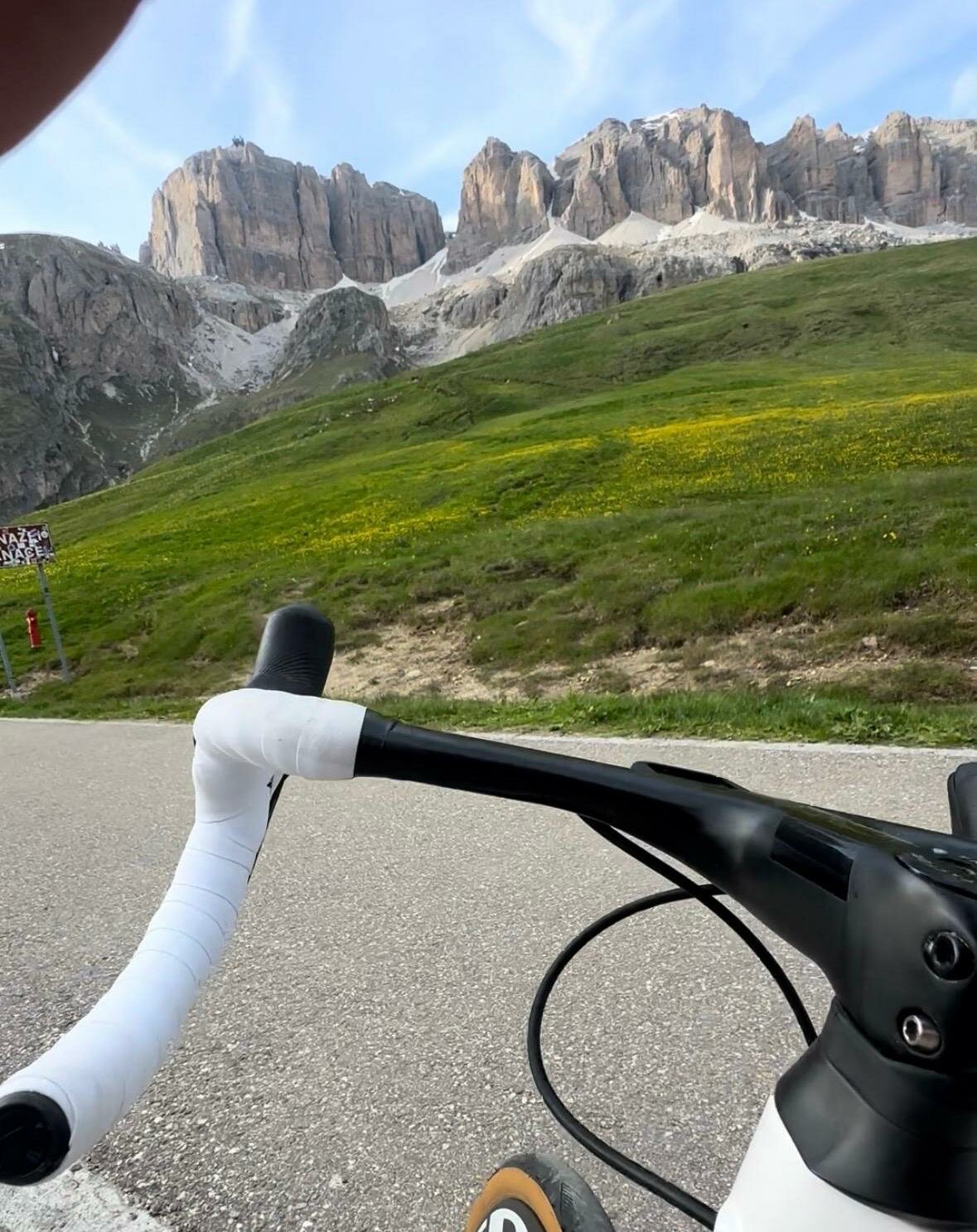 Interventi di manutenzione straordinaria e realizzazione di corsie ciclabili sulla salita del Passo Pordoi (versante Canazei) e avvio del progetto “Ciclabile dei Passi Dolomitici” Interventi di manutenzione straordinaria e realizzazione di corsie ciclabili sulla salita del Passo Pordoi (versante Canazei) e avvio del progetto “Ciclabile dei Passi Dolomitici”