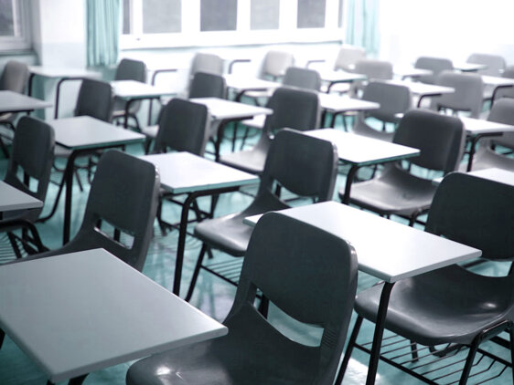 Aula scolastica con banchi e sedie Aula scolastica con banchi e sedie