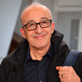 ritratto sorridente con zaino ritratto sorridente con zaino