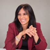 ritratto sorridente con blazer bordeaux ritratto sorridente con blazer bordeaux