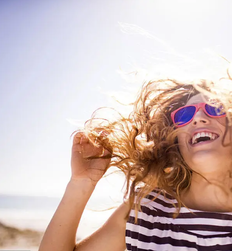 Capelli secchi in estate: come proteggerli da sole, mare e salsedine con una routine alla bava di lumaca