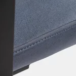 poltrona-da-ufficio-girevole-in-tessuto-blu-con-poggiatesta-braccioli-neri-e-base-cromata