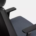 poltrona-da-ufficio-girevole-in-tessuto-blu-con-poggiatesta-braccioli-neri-e-base-cromata