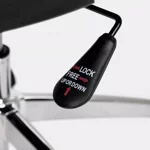 poltrona-da-ufficio-girevole-in-tessuto-blu-con-poggiatesta-braccioli-neri-e-base-cromata