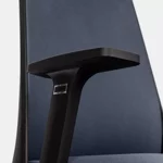 poltrona-da-ufficio-girevole-in-tessuto-blu-con-poggiatesta-braccioli-neri-e-base-cromata