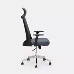 poltrona-da-ufficio-girevole-in-tessuto-blu-con-poggiatesta-braccioli-neri-e-base-cromata