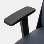 poltrona-da-ufficio-girevole-in-tessuto-blu-con-poggiatesta-braccioli-neri-e-base-cromata