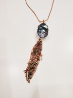 collana-perla-grigia-e-nappa-catena