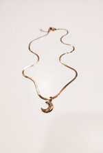 collana-dorata-con-luna