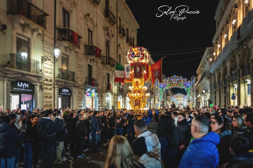 JTdCJTIyaXQlMjIlM0ElMjJDYW5kZWxvcmElMjBWaWxsYWdnaW8lMjBTYW50J0FnYXRhJTIwaW4lMjBwcm9jZXNzaW9uZSUyMGR1cmFudGUlMjBsYSUyMEZlc3RhJTIwZGklMjBTYW50JUUyJTgwJTk5QWdhdGElMjIlN0Q=