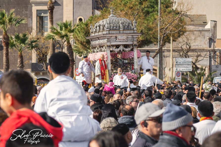 Festa di Sant'Agata a Catania - i devoti che tirano il Fercolo, la Vara Festa di Sant'Agata a Catania - i devoti che tirano il Fercolo, la Vara