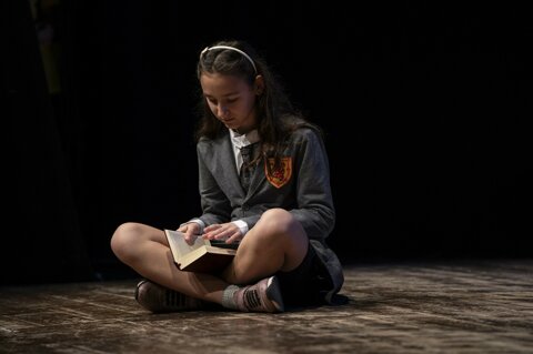 Ragazza in scena in Quante storie per un calzino, copione teatrale per giovani di Vito Tritto